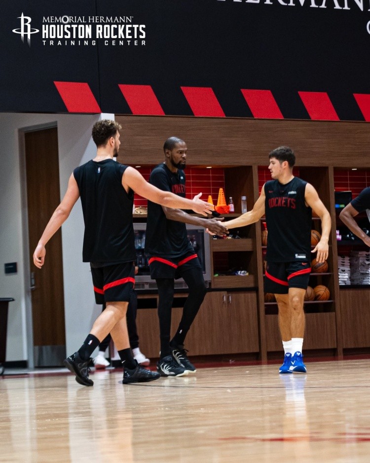 名嘴：NBA90年代训练强度很大 训练营前一周球员就会焦虑