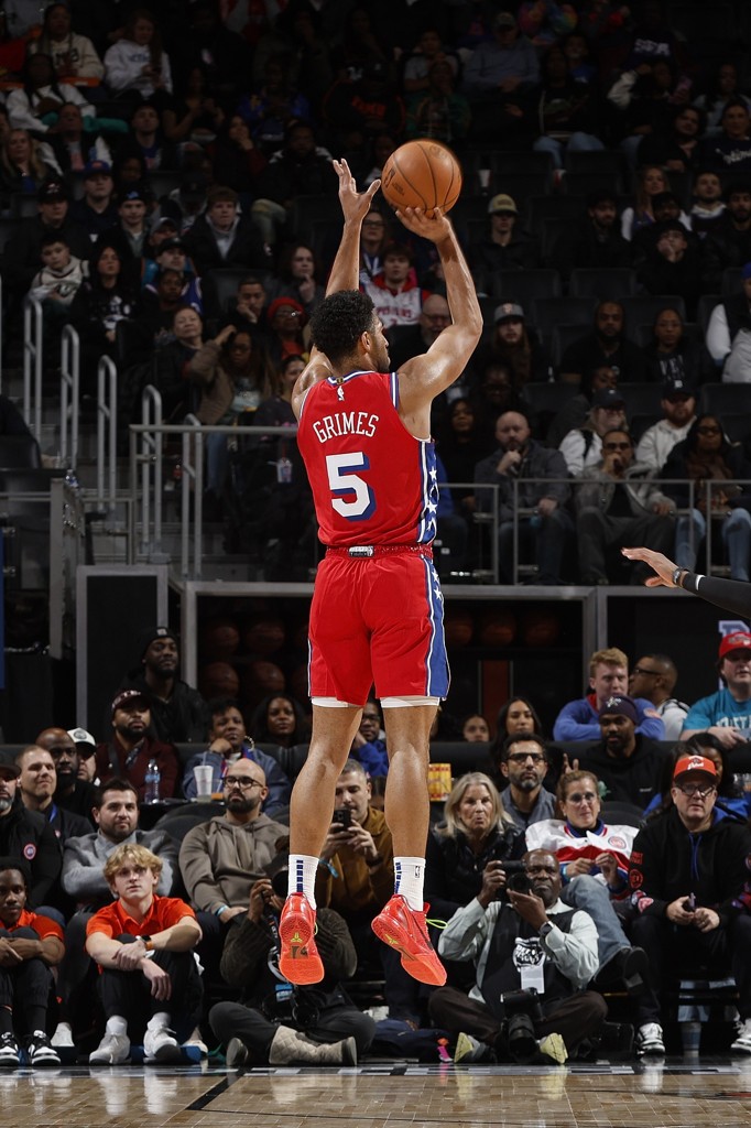 名记：7月初格莱姆斯方提过多个续约方案 起薪接近1750万~2100万