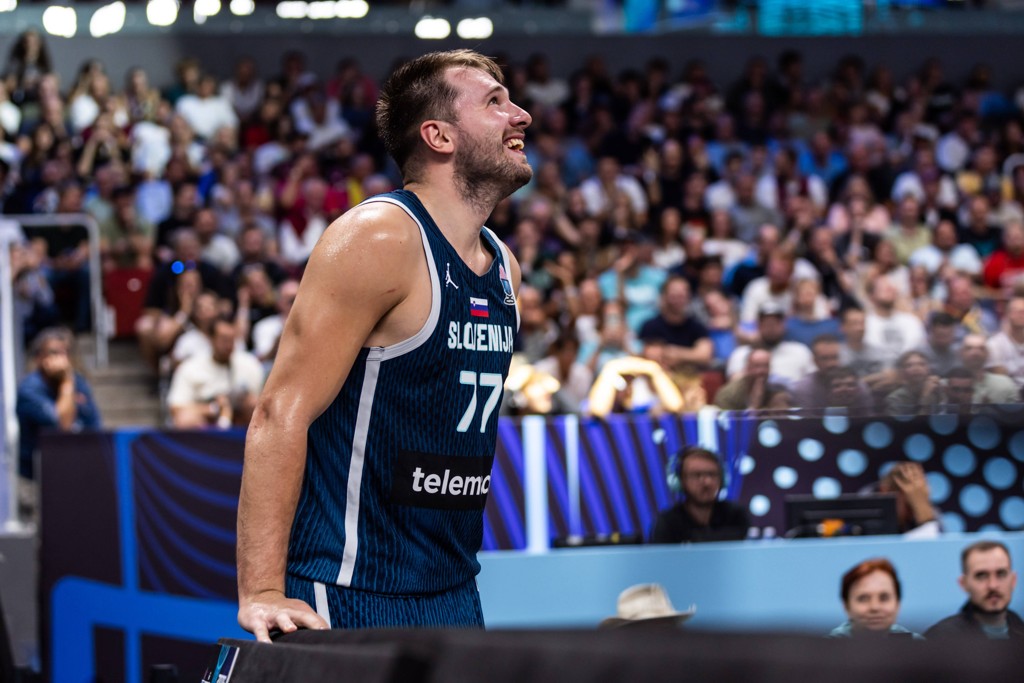 国家队队友：东契奇渴望胜利会把每件事做到极致 我们尽全力帮他