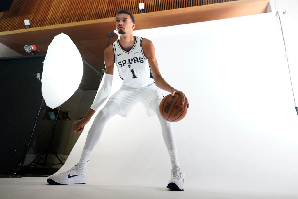 奥拉朱旺：文班亚马很愿意跟我练 他想知道我脚步背后的秘诀